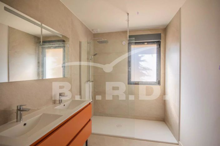 Image No.8-4 Bed House for sale