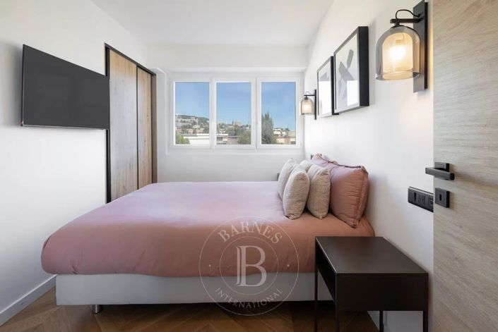 Image No.10-3 Bed Apartment for sale