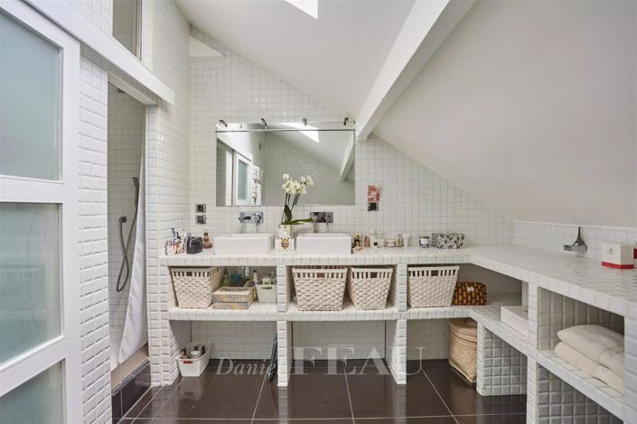 Image No.9-5 Bed House for sale