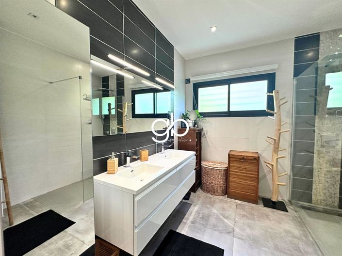 Image No.12-5 Bed House for sale