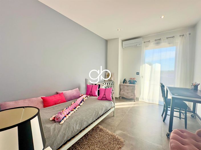 Image No.16-5 Bed House for sale