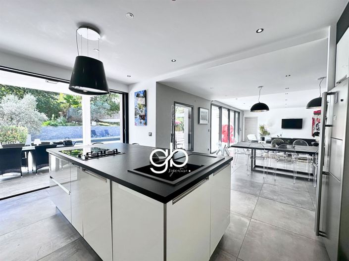 Image No.8-5 Bed House for sale