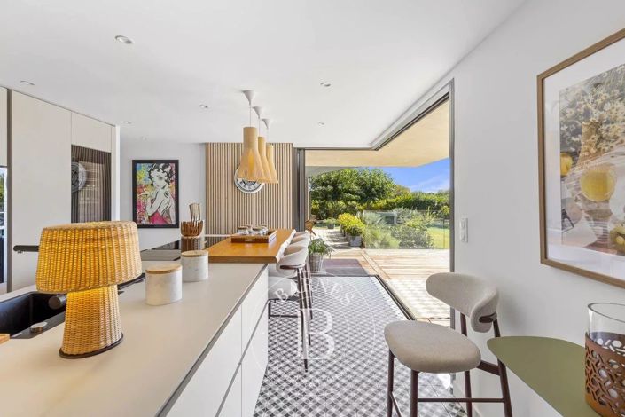 Image No.6-4 Bed House for sale