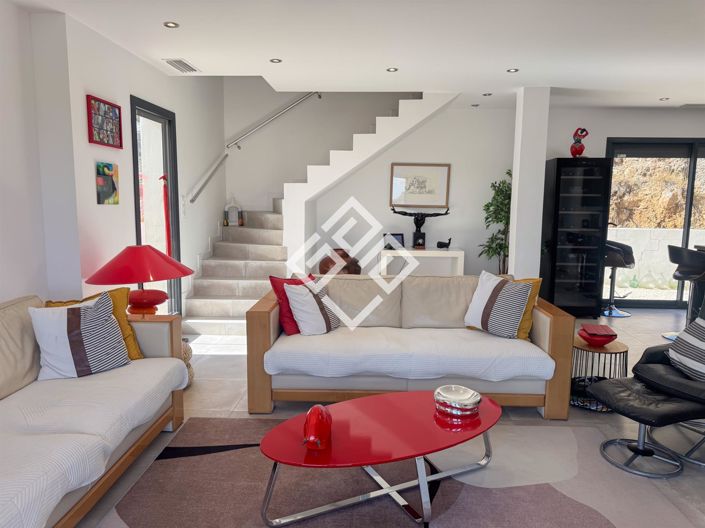 Image No.2-4 Bed House for sale