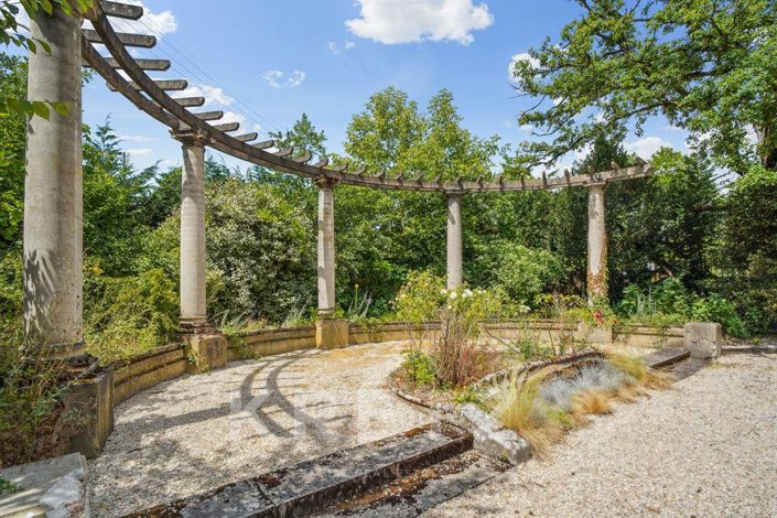 Image No.17-10 Bed Property for sale