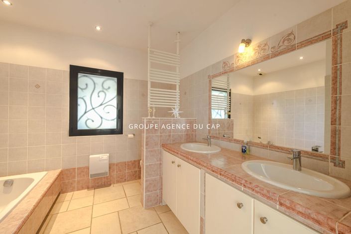 Image No.17-5 Bed House for sale