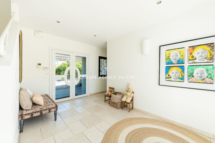 Image No.7-5 Bed House for sale