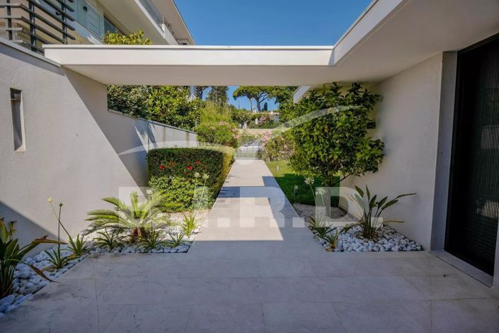 Image No.8-4 Bed House for sale