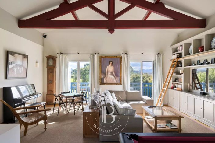 Image No.16-6 Bed House for sale