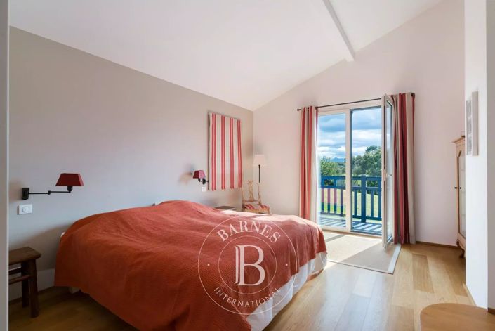 Image No.20-6 Bed House for sale