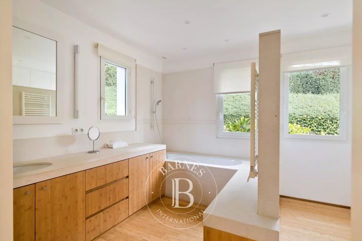 Image No.21-6 Bed House for sale