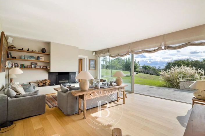 Image No.6-6 Bed House for sale