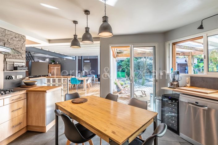 Image No.9-5 Bed House for sale