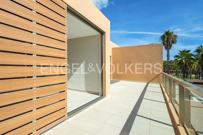 Image No.25-4 Bed House for sale