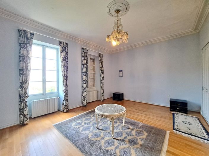 Image No.19-6 Bed Property for sale