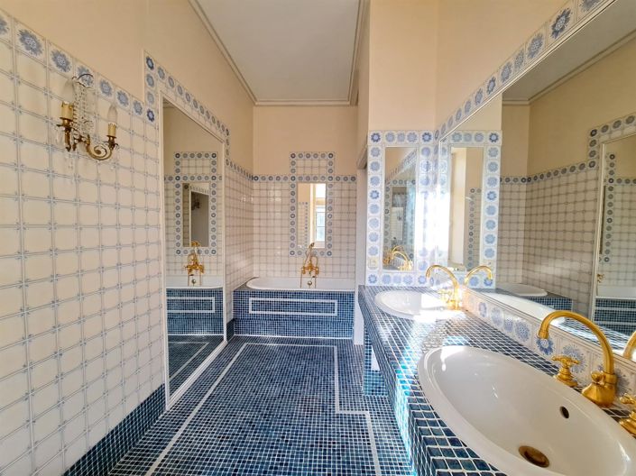 Image No.20-6 Bed Property for sale