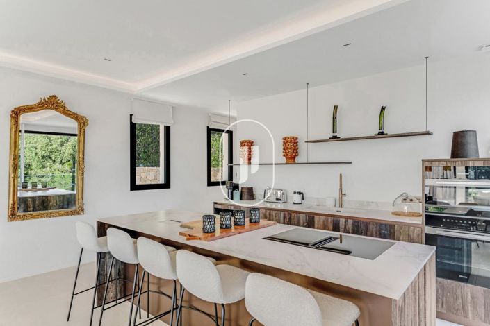 Image No.8-5 Bed House for sale