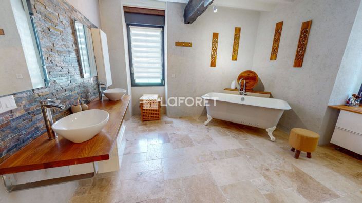 Image No.8-7 Bed Property for sale