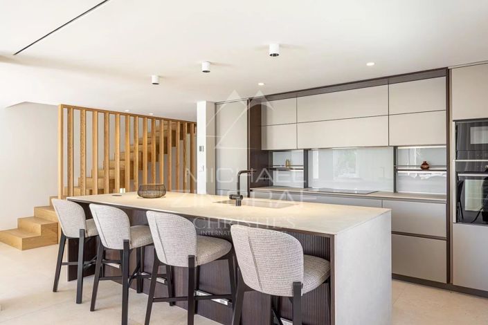 Image No.6-5 Bed House for sale