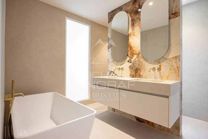 Image No.8-5 Bed House for sale