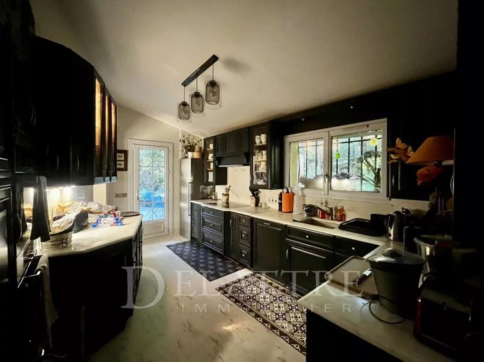 Image No.6-5 Bed House for sale