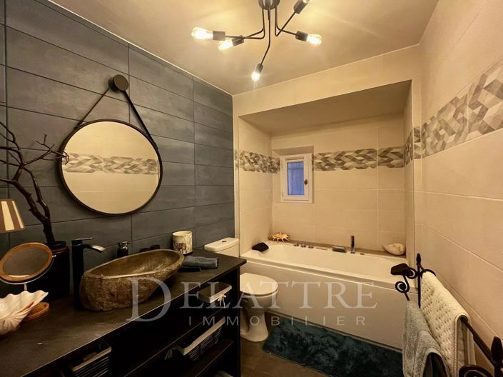 Image No.8-5 Bed House for sale