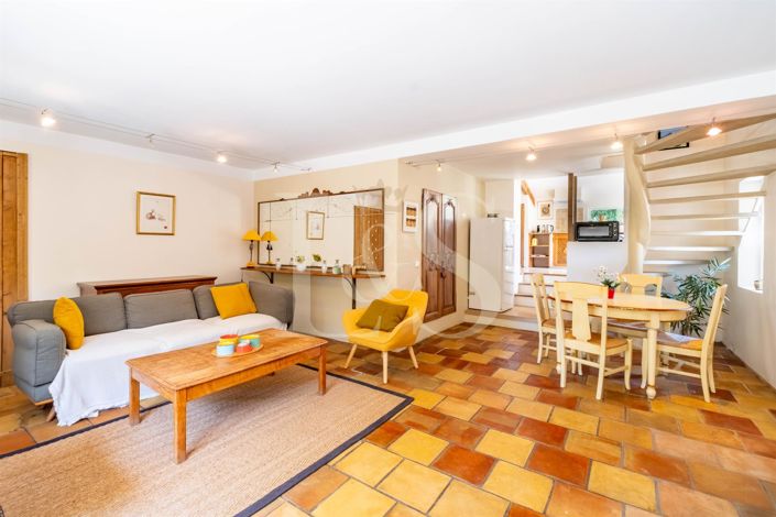 Image No.8-6 Bed House for sale