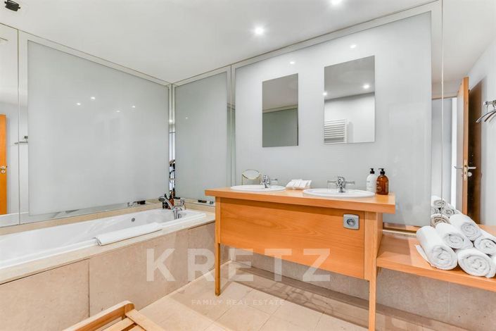 Image No.11-18 Bed Property for sale