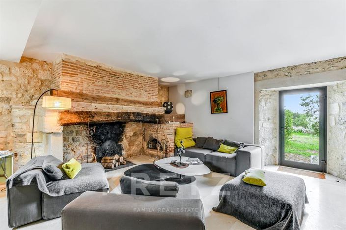 Image No.5-18 Bed Property for sale