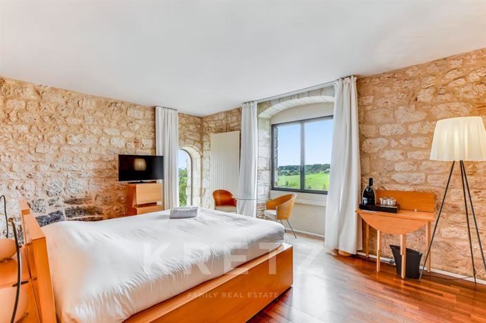 Image No.8-18 Bed Property for sale