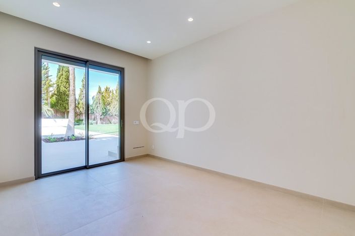 Image No.21-5 Bed House for sale