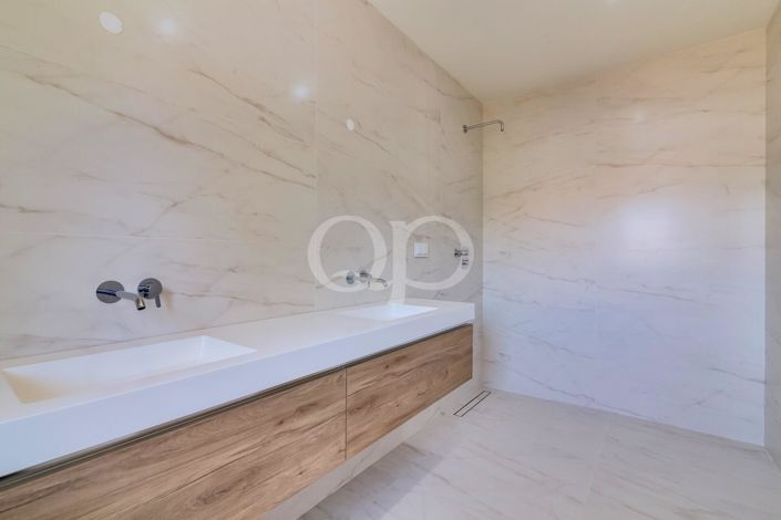 Image No.29-5 Bed House for sale