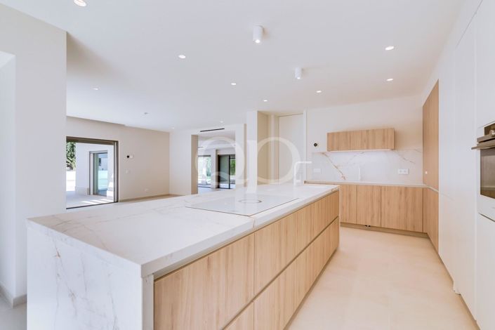 Image No.6-5 Bed House for sale