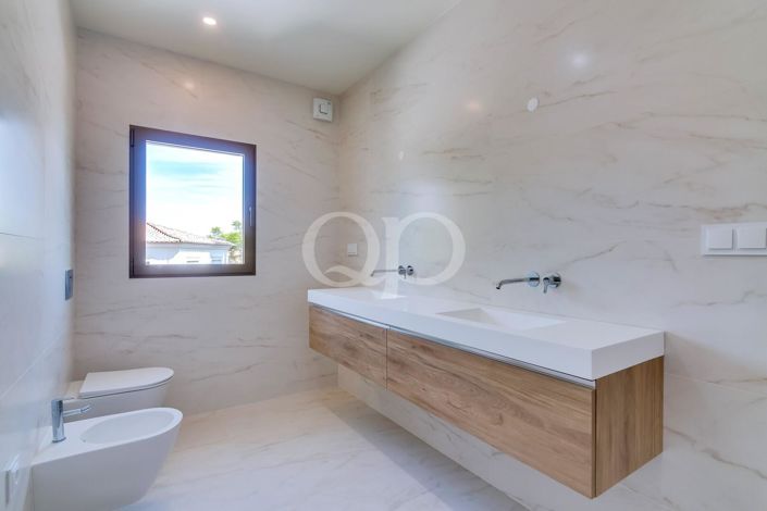 Image No.8-5 Bed House for sale