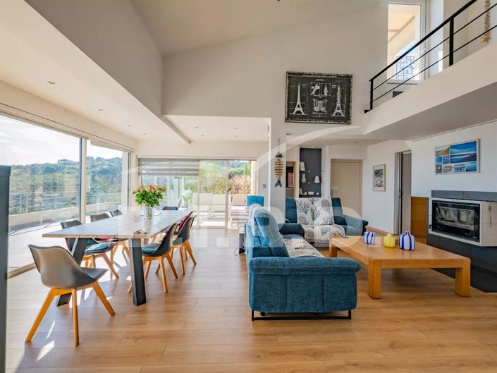 Image No.8-5 Bed House for sale