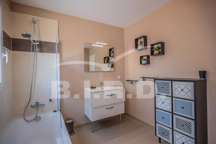 Image No.10-3 Bed House for sale