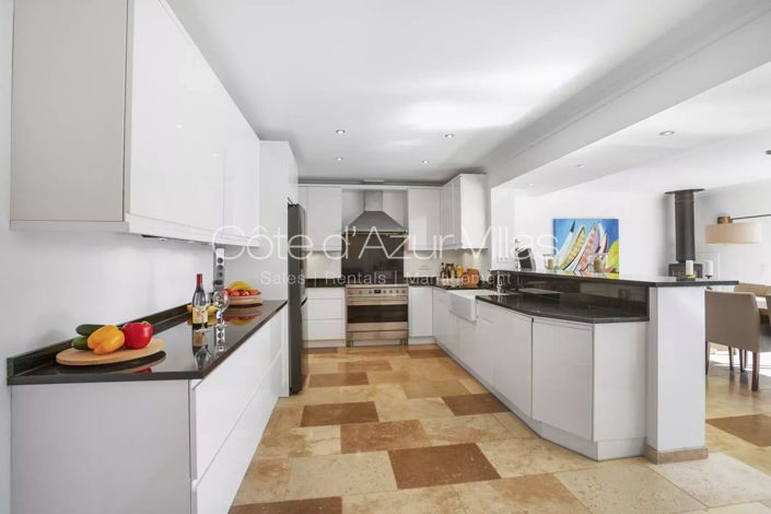 Image No.7-5 Bed House for sale