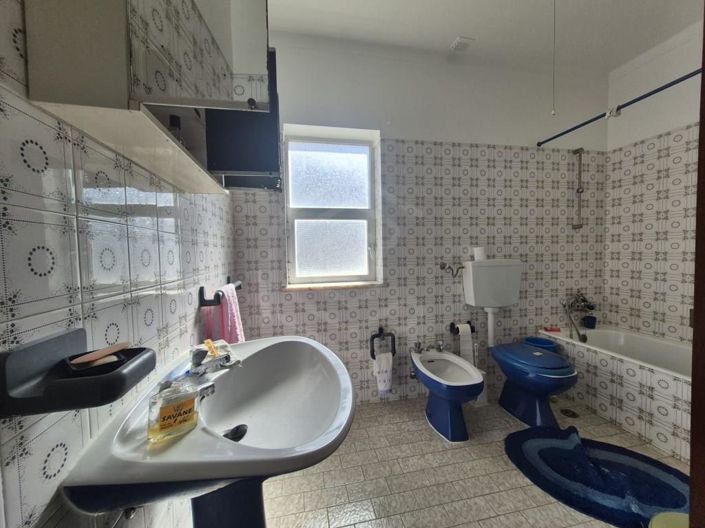 Image No.10-3 Bed House for sale