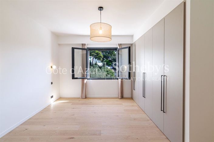 Image No.10-5 Bed Property for sale