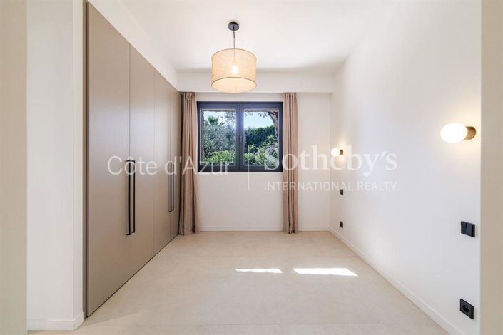 Image No.12-5 Bed Property for sale