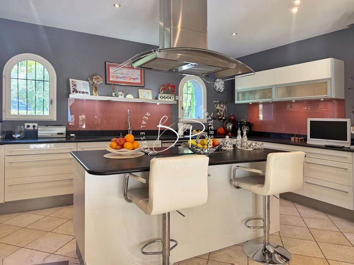 Image No.10-5 Bed House for sale