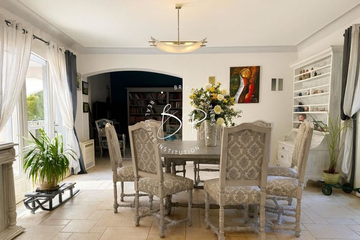 Image No.6-5 Bed House for sale