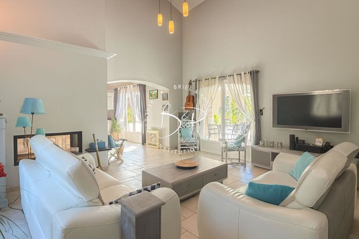 Image No.8-5 Bed House for sale