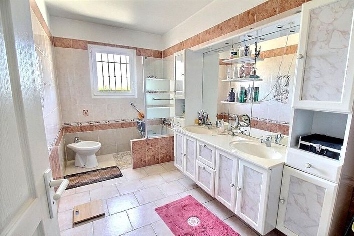 Image No.7-5 Bed House for sale