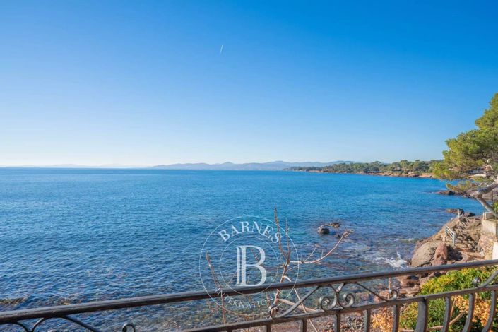 Image No.1-8 Bed House for sale