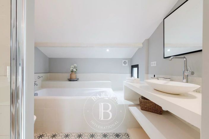 Image No.18-9 Bed House for sale