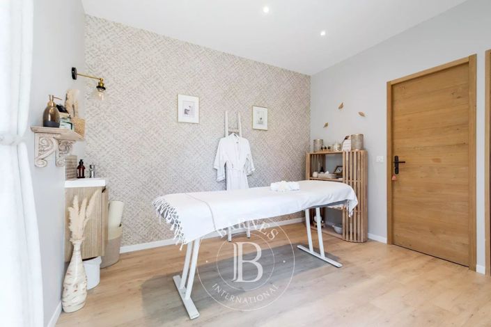 Image No.31-9 Bed House for sale