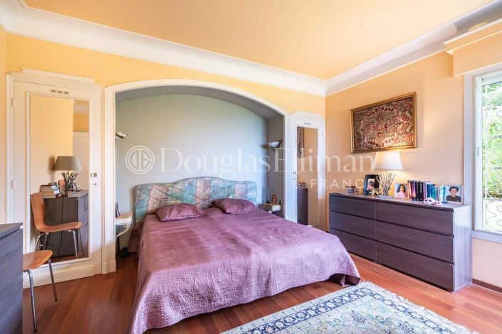 Image No.8-5 Bed House for sale