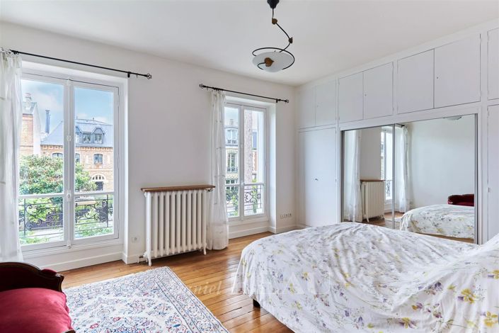 Image No.8-6 Bed House for sale