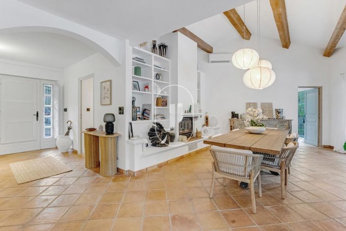 Image No.8-5 Bed House for sale